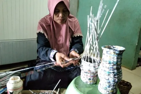 Warga Morowali Ini Ubah Limbah Kertas Koran Jadi Aneka Kerajinan Bernilai Tinggi