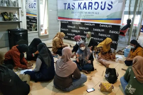 10 Warga Morowali Dilatih Kerajinan Tas Kardus