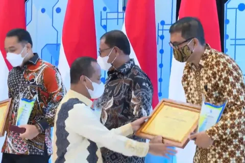 Kementerian Investasi Beri Penghargaan Peringkat 4 Kabupaten Morowali atas Capaian Investasi