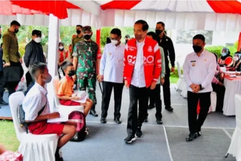 Joko Widodo Tinjau Pelaksanaan Vaksinasi di Kota Palu