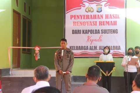Keluarga Almarhum Ali Kalora, Diberi Bantuan Renovasi Rumah oleh Polda Sulteng