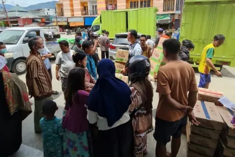 Satgas Pangan Sulteng Distribusikan Kembali Minyak Goreng Hasil Penggerebekan