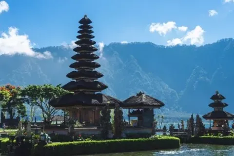 Kenapa Sih Turis Asing Suka Berfoto Bugil di Tempat Suci di Bali?