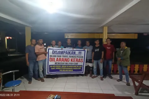 Supir Travel Bungku Pesisir Pasang Baliho, Larang Travel Lain Masuk Wilayah Morowali