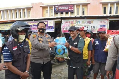 Kapolres Morut Bagikan Sembako pada Pengemudi Ojek Pasca Kenaikan BBM