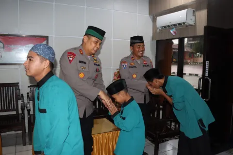 Kapolres Poso Buka Puasa Sunnah Bersama Anak Pondok Pesantren