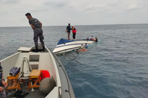 Kapal Speed Rombongan Bupati Morowali Terbalik, Penumpang Seluruhnya Selamat