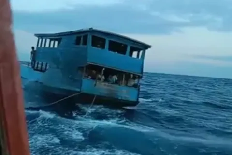 Mesin Mati, Kapal Tujuan Morowali-Kendari Terombang-Ambing di Tengah Laut