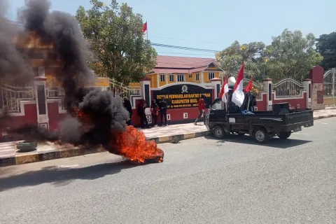 Kali ini Giliran FPJ Melakukan Aksi Demontrasi Tolak Perpanjangan SK Pj Bupati Buol