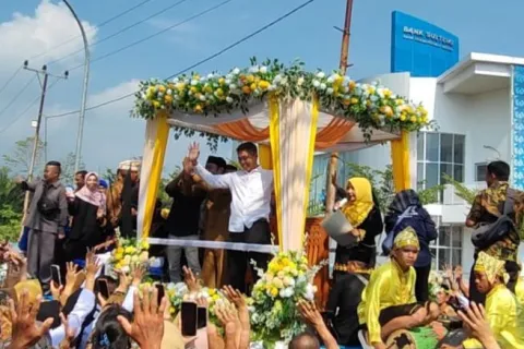 Tutup Purnabakti, Bupati dan Wabub Morowali Gelar Apel Akbar dan Diarak Pakai Mobil