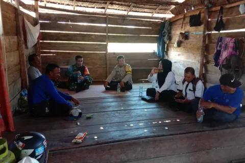 Hadapi Pemilu, Bhabinkamtibmas Polsek Witaponda Sambangi Warga