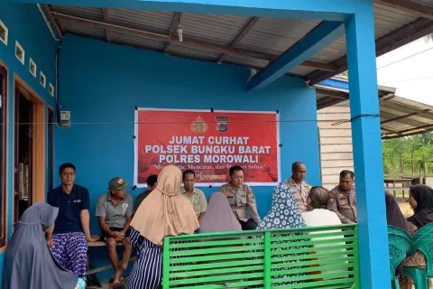 Polsek Bungku Barat Gelar Jumat Curhat dan Beri Bantuan Sembako di Desa Wosu