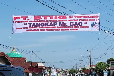 Beredar Luas Spanduk "Tangkap Mr. Gao" karena Perkara Rumput Laut