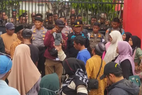 Gara-gara Tambang, Warga Demo Kades Laroue