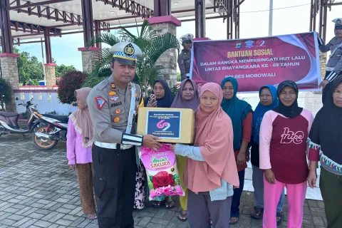 HUT Lalu Lintas, Sat Lantas Polres Morowali Bagikan Bansos