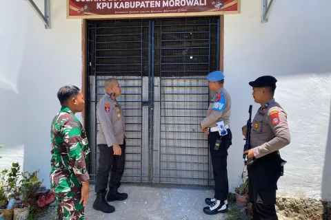 Wakapolres Lakukan Pengecekan Personel Pengamanan di Kantor KPU Morowali