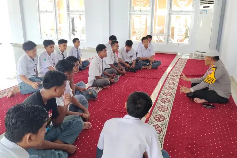Jauhi Kenakalan Remaja, Kapolsek Bungku Tengah Bina Pelajar SMAN 2 Bungku