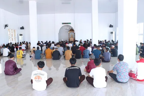 Polres Morowali Bagi-bagi Makanan Usai Salat Jumat