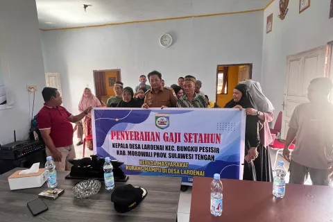 Kades Laroenai Penuhi Janji saat Kampanye Pilkades