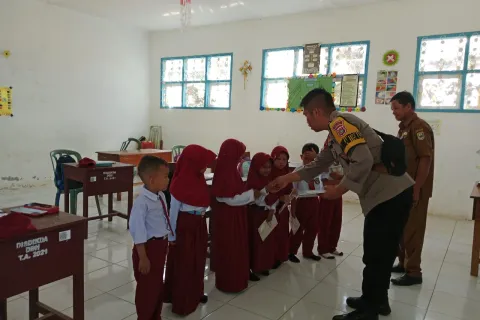 Bhabinkamtibmas Polsubsektor Menui Berikan Motivasi Belajar Siswa SDN Matarape