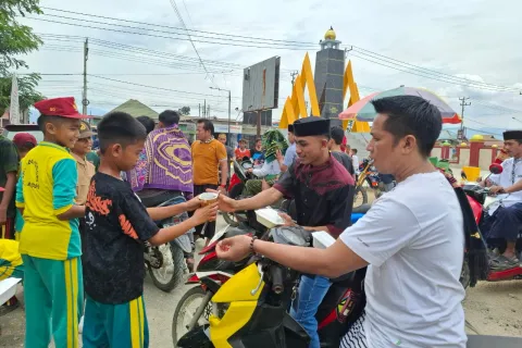 Siswa Rohis SDN 1 Bahodopi Berbagi Makanan