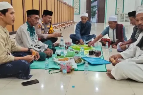 Polsek Bungku Barat Gelar Buka Bersama Warga Desa Larobenu