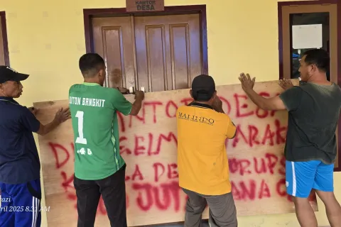 Warga Desa Lahuafu Segel Kantor Desa, Minta Kades Diberhentikan