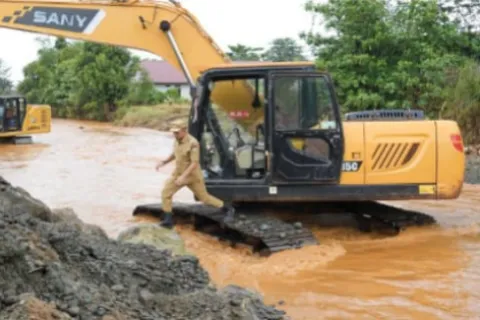 Bupati Iksan Tinjau Desa Lalampu Pasca Banjir