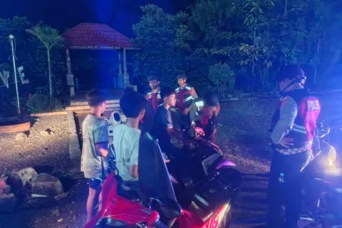 Petugas kepolisian Polres Morowali melakukan patroli pada malam hari, Senin (12/5/2025). Foto: humas polres morowali