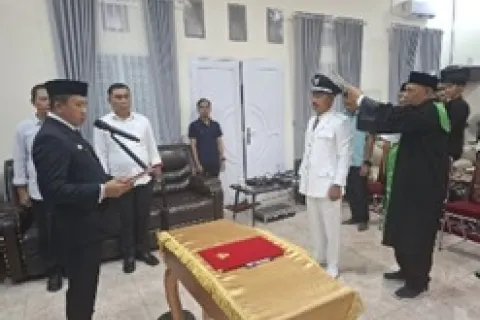 Lantik Penjabat Kades Laroue, Bupati Iksan Baharudin Abdul Rauf Titip Harapan Perubahan Positif untuk Kemajuan Desa