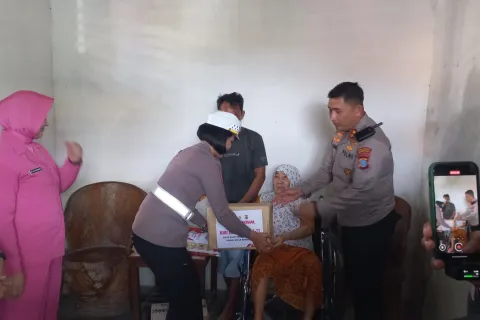 Kapolres Morowali Bantu Kursi Roda Untuk Nenek Ida di Kelurahan Lamberea