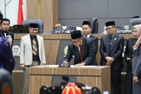 Rapat Paripurna, Pemkab Morowali Sampaikan Usulan Lima Ranperda dan Rancangan Perubahan APBD 2025