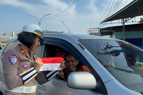 HUT ke-80 RI, Polres Morowali Bagikan Benderah Merah Putih