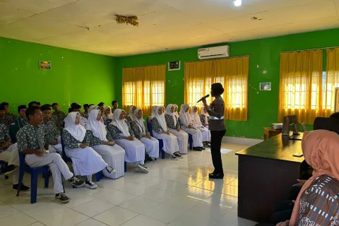 Polwan Polres Morowali Gelar Sosialisasi Rise and Speak PPA dan TPPO di MAN Morowali