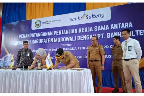 Bupati Ikhsan Baharudin Abdul Rauf Teken MOU Bersama Dirut PT Bank Sulteng Dukung Digitalisasi Keuangan Daerah