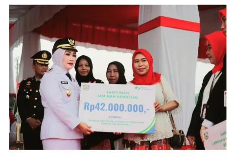 HUT Ke-80 RI, Pemkab Morowali Serahkan Santunan Kematian BPJS Ketenagakerjaan