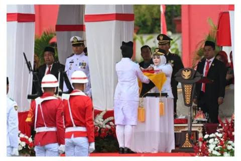 Wabup Morowali Irene iliyas Pimpin Upacara Penurunan Bendera HUT RI ke-80