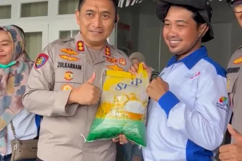 Demo Buruh, Kapolres Morowali Bagikan Beras ke Pengunjuk Rasa
