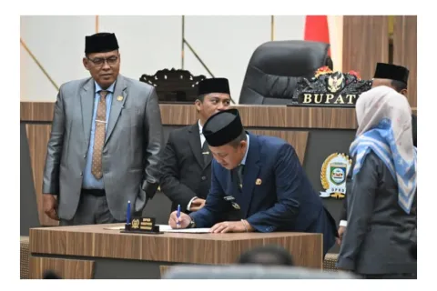 Bupati Iksan Sampaikan Nota Keuangan Raperda APBD 2026 di Rapat Paripurna DPRD Morowali