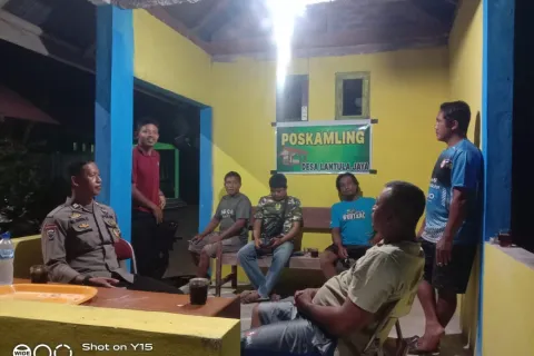 Bhabinkamtibmas Polres Morowali Lakukan Pengecekan Pos Ronda, Dukung Program Pengaktifan Pos Kamling Kapolres Morowali