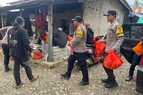 Bhabinkamtibmas dan Babinsa Desa Makarti Jaya Sambangi Korban Kebakaran