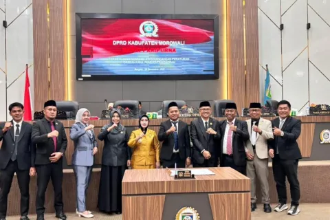 Wabup Morowali Sampaikan Pendapat Akhir Bupati Morowali pada Paripurna Raperda 2025