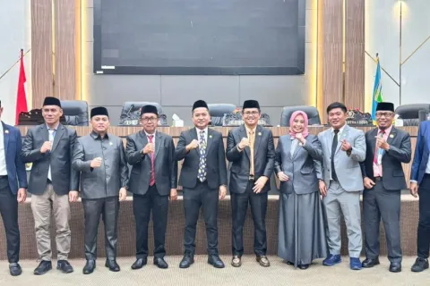 Wakili Bupati Morowali, Sekda Yusman Mahbub Sampaikan Ranperda Prakarsa Pemerintah Daerah Pada Rapat Paripurna