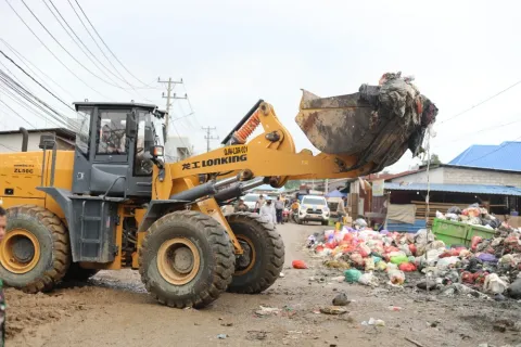 Bupati Morowali Iksan Turun Langsung, Pimpin Kerja Bakti Atasi Sampah di Bahodopi