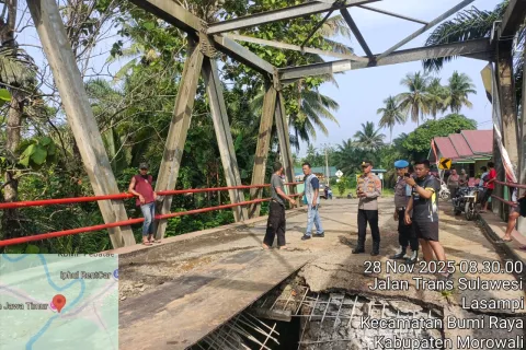 Respon Cepat Polres Morowali Tindaklanjuti Amblasnya Jembatan Penghubung Desa Lasampi – Desa Pebatae Kecamatan Bumi Raya.