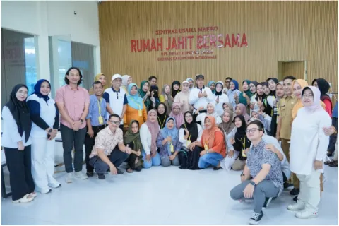 Bupati Iksan dan Wakil Bupati Iriane Iliyas Tinjau Aktivitas Produksi di Rumah Jahit Bersama Morowali