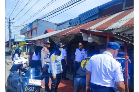 Dishub Morowali Bersama Sat Pol-PP Tertibkan Bahu Jalan di Pusat Kota Bungku