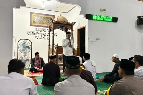 Kapolda Sulteng Hadiri Safari Shalat Subuh di Masjid Kantor Bupati Desa Bente Kab. Morowali.