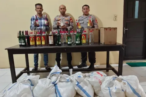 Polsek Bungku Selatan Amankan Ratusan Bungkus Miras di Bungku Pesisir