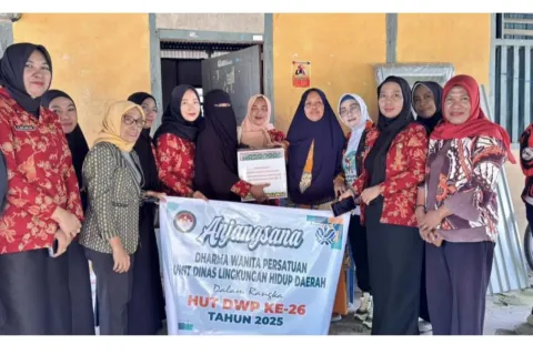 Sentuhan Kepedulian di Hari Ibu ke-97, Wabup Iriane Iliyas Bersama Srikandi dan DWP DLH Anjangsana kepada Para Janda
